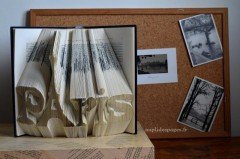 Paris, sculpture de livre plié