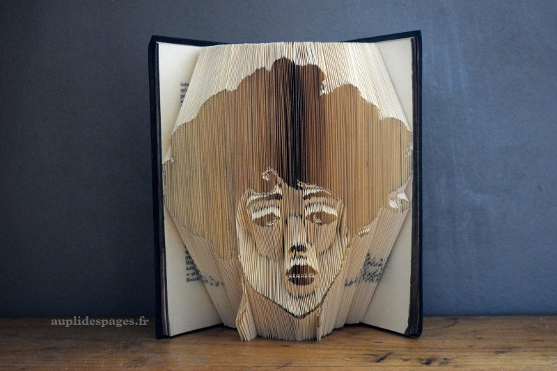 Adrienne, sculpture de livre plié
