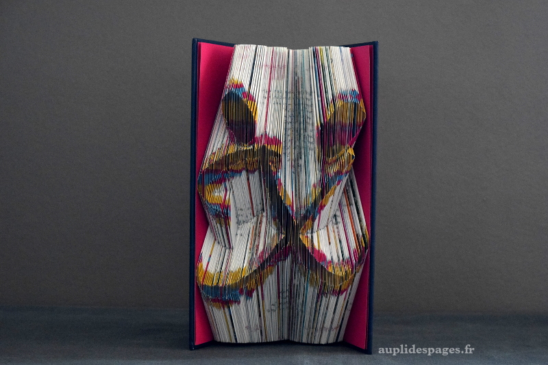 Classé X, sculpture de livre plié