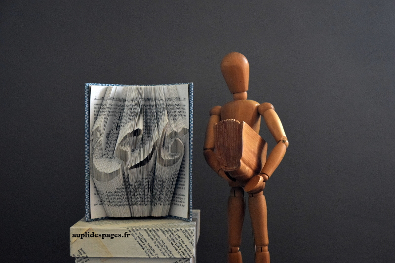 Le lecteur, sculpture de livre plié