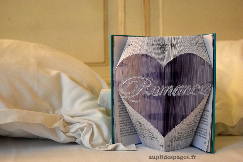 Romance, sculpture de livre plié