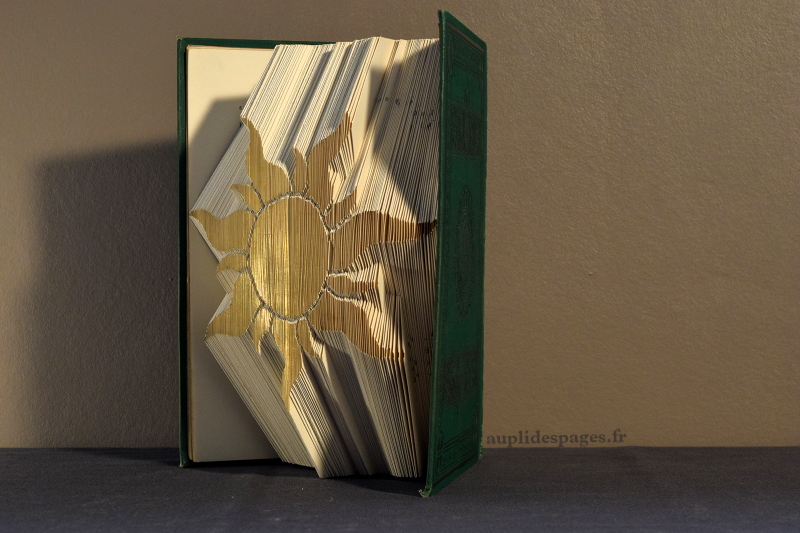 Sunshine, sculpture de livre plié