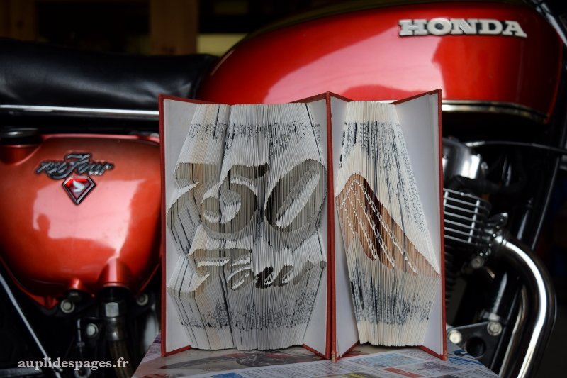 750 four Honda, sculpture de livre plié